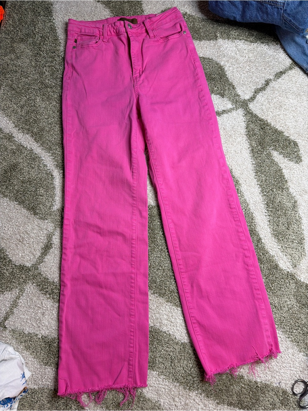 judy blue hot pink distressed hem flare jeans 9/29 / barbiecore retro denim
